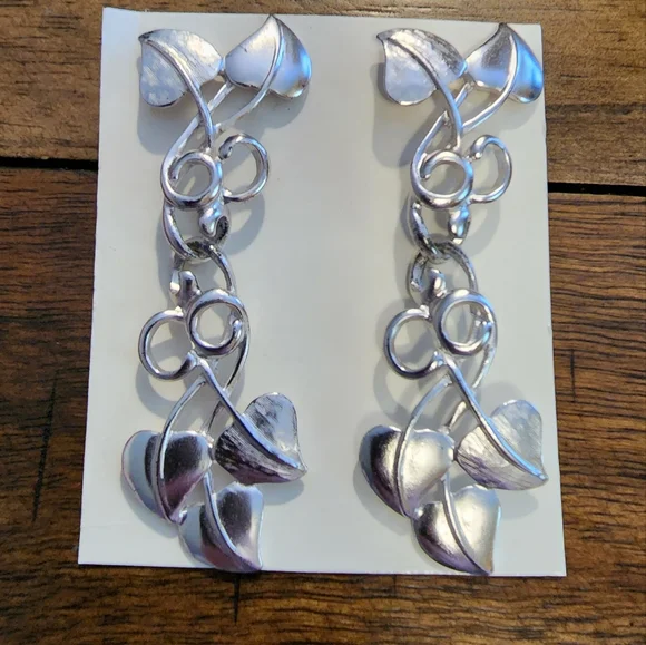 Silver color leaf dangling earrings - Picture 2 of 5